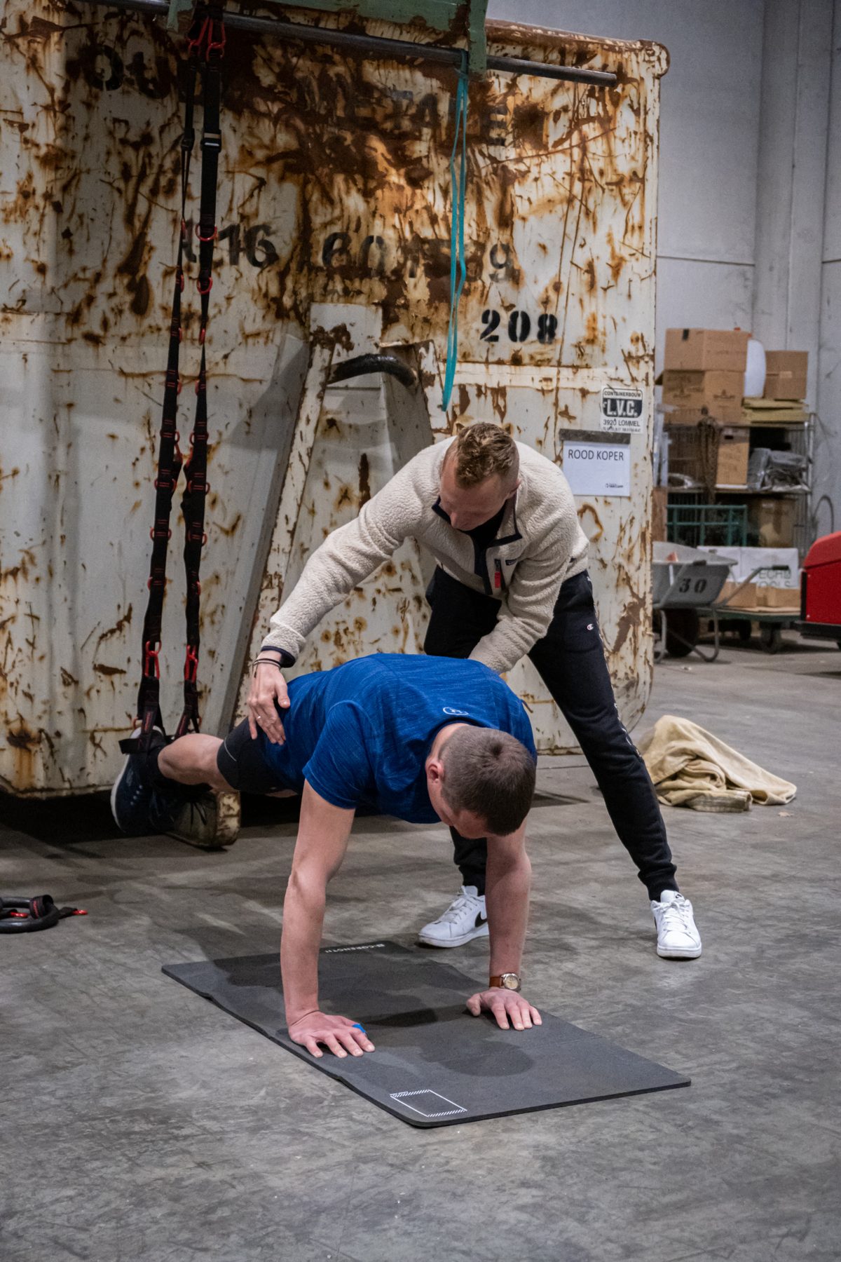 Birger Leys coaching a client through a push-up