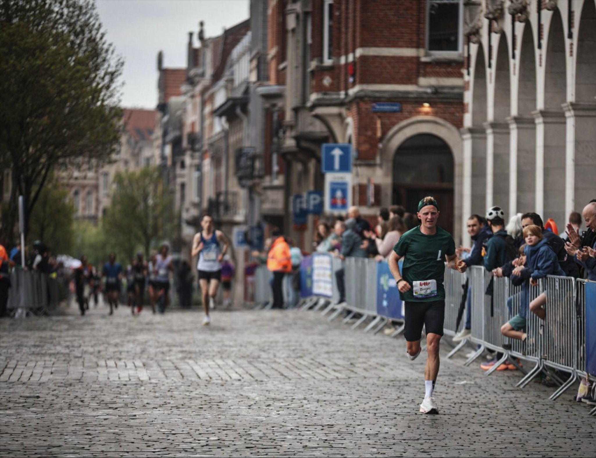 Birger Leys in a Leys is More shirt during a marathon