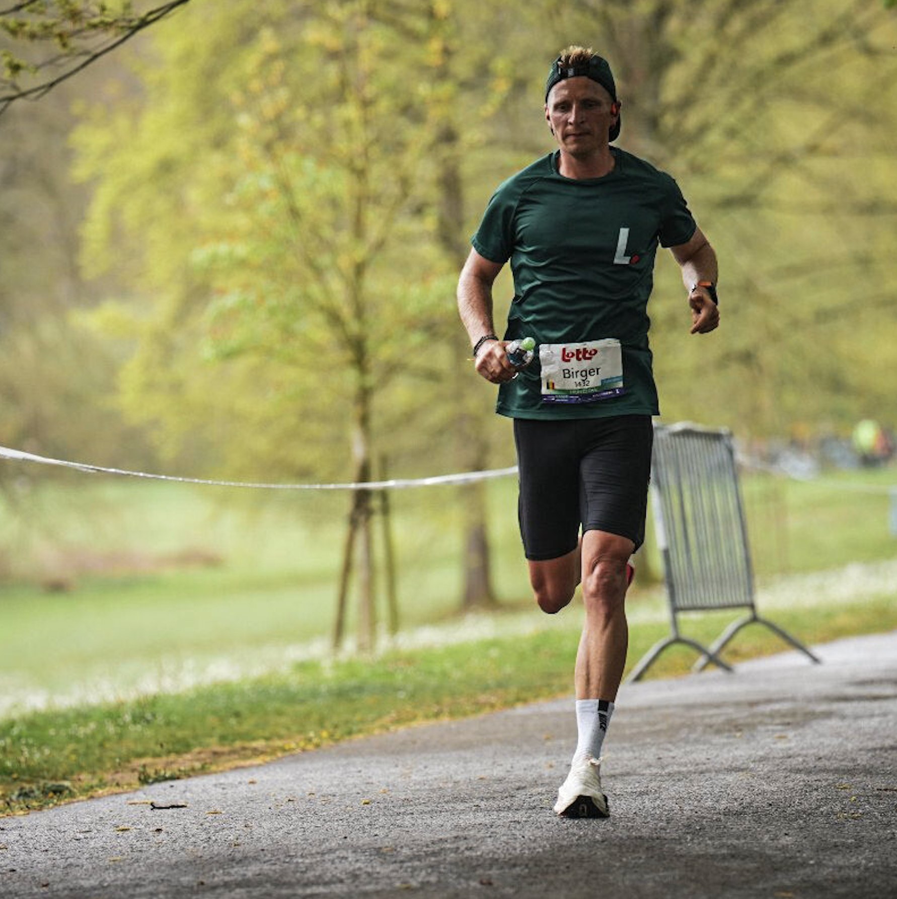 Birger Leys running through a park during a race